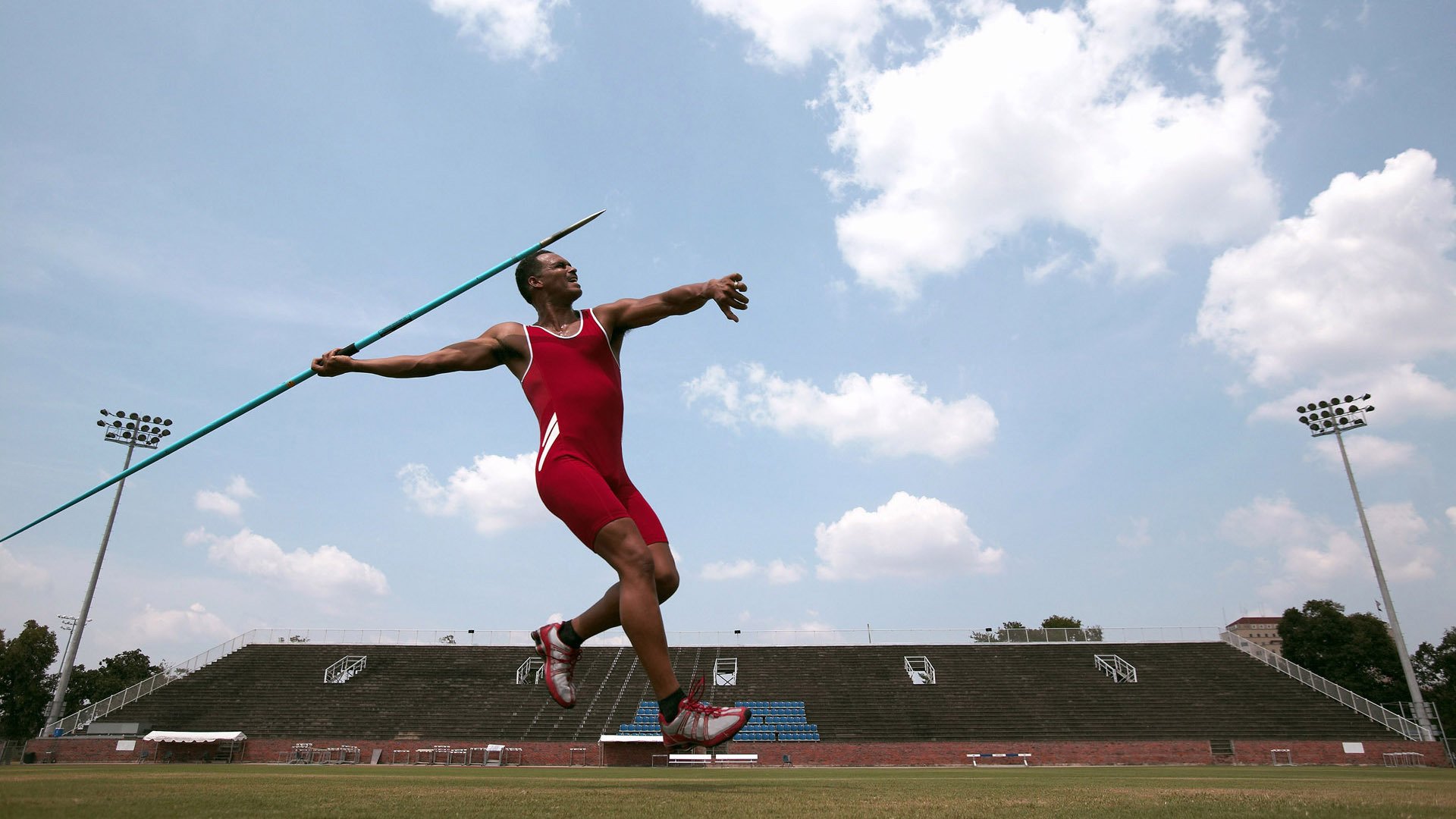 开云kaiyun-男子跳远王者归来，李金哲挑战全国纪录，李土金跳远