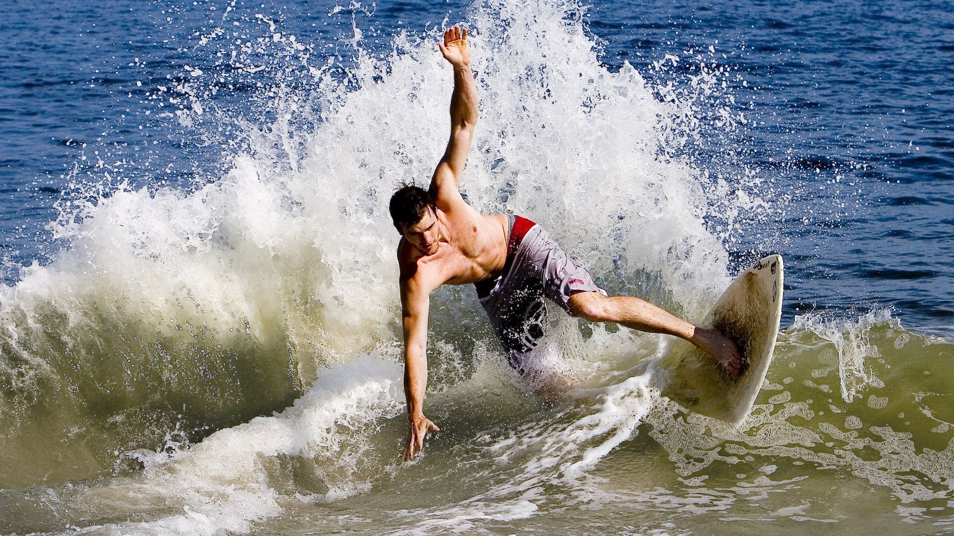 KAIYUN 中国大陆-拜仁慕尼黑主场3-0战胜多特蒙德，巩固榜首位置，拜仁慕尼黑对多特